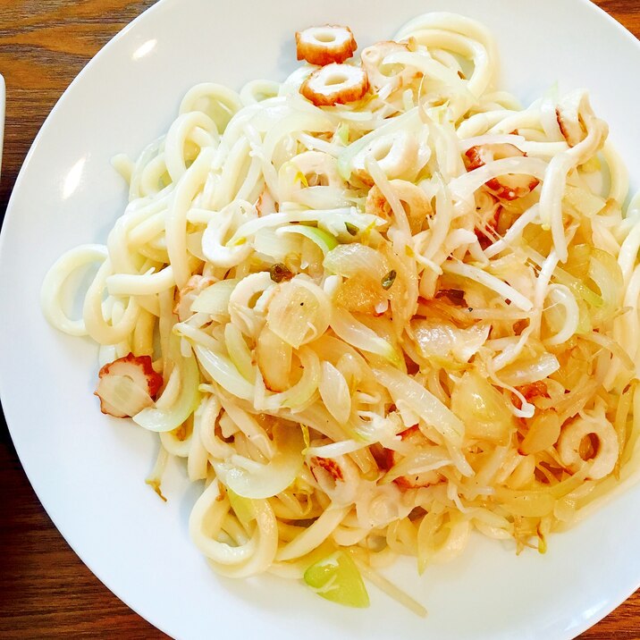 玉ねぎともやしと竹輪の焼きうどん